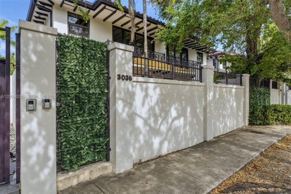 3036 Mcdonald St Miami, FL 33133