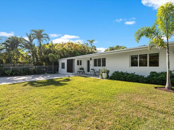 1945 Alamanda Dr North Miami, FL 33181
