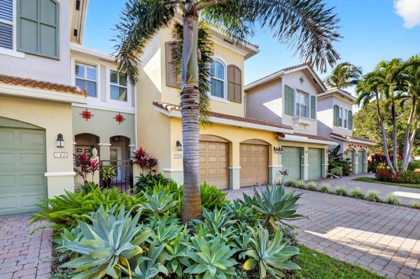 163 Las Brisas Cir Hypoluxo, FL 33462