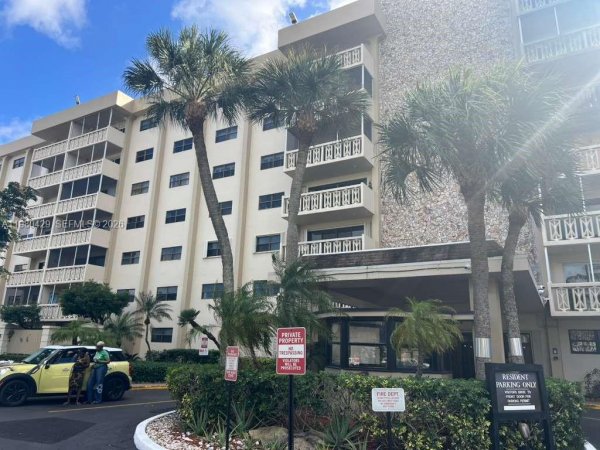 800 NE 195th St #501 Miami, FL 33179