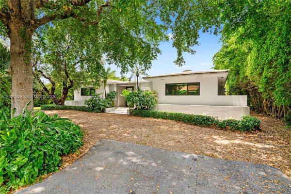 112 E 1st Ct Miami Beach, FL 33139