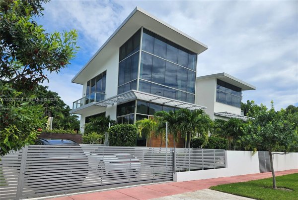 1201 W 47th St Miami Beach, FL 33140