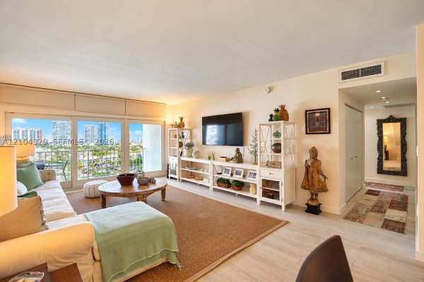 500 Bayview Dr #1123 Sunny Isles Beach, FL 33160