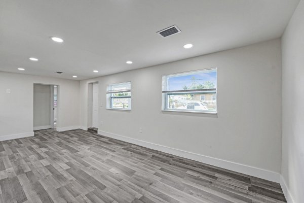 8229 NW 1st Miami, FL 33150