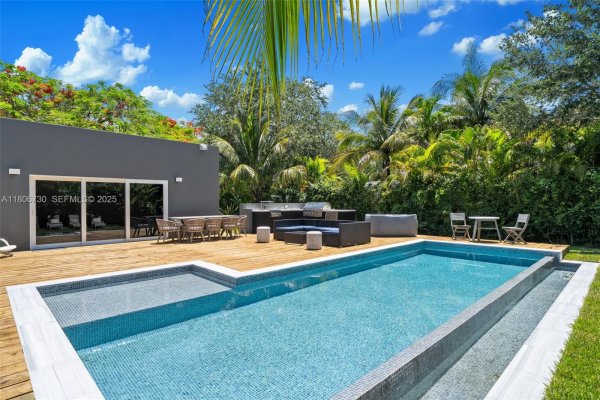 5943 SW 62nd St South Miami, FL 33143