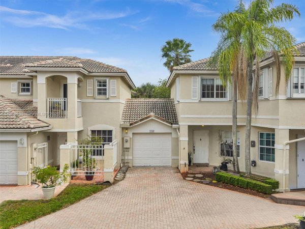 2237 NW 171st Ter Pembroke Pines, FL 33028