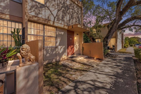 6149 SW 69th St #12 South Miami, FL 33143