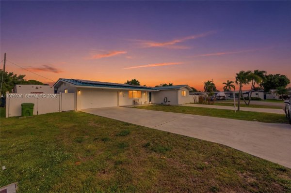 1101 NW 86th Ter Pembroke Pines, FL 33024