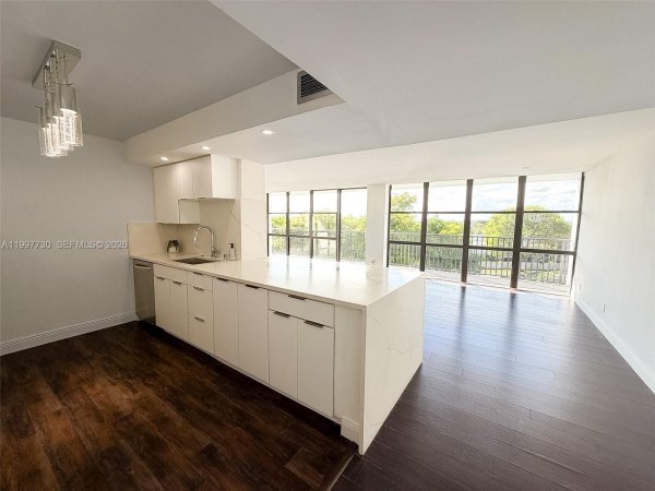 1000 Parkview Dr #531 Hallandale Beach, FL 33009