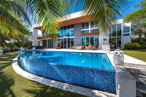 400 Tamarind Dr Hallandale Beach, FL 33009