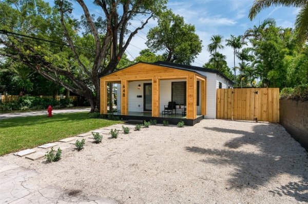 648 NE 16th Ter Fort Lauderdale, FL 33304