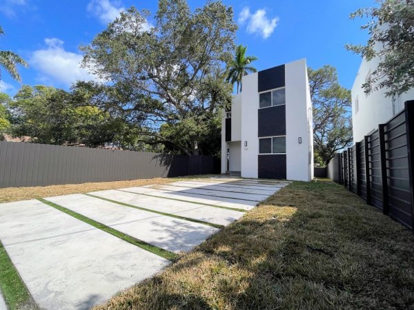 536 NW 13th Fort Lauderdale, FL 33311