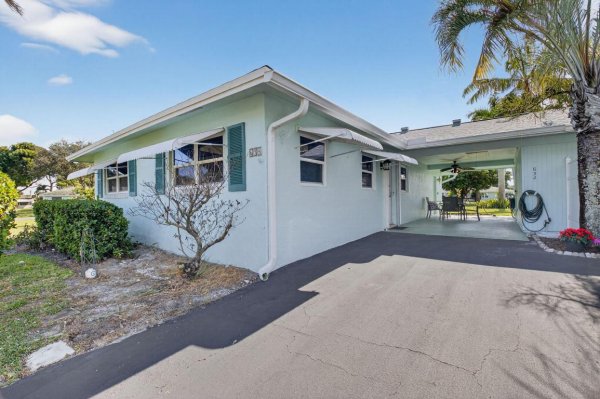 634 Hummingbird Delray Beach, FL 33445