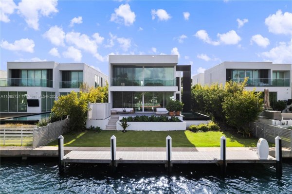 1041 W 48th St Miami Beach, FL 33140