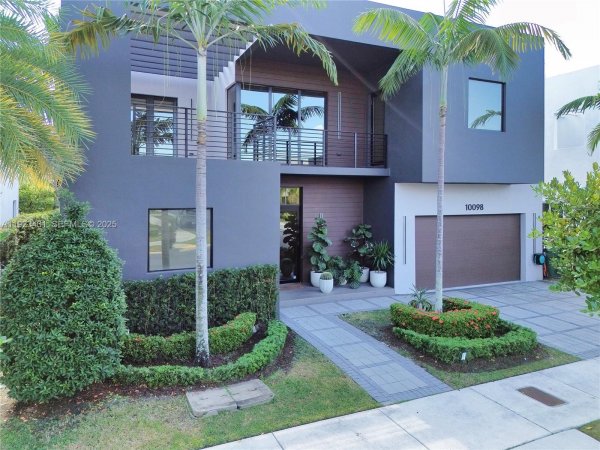 10098 NW 74th Ter Doral, FL 33178