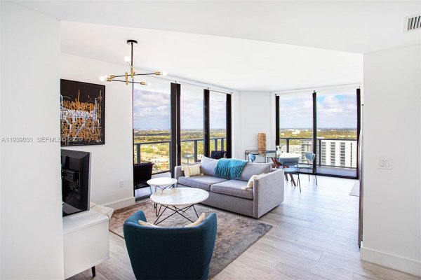 121 NE 34th St #2616 Miami, FL 33137