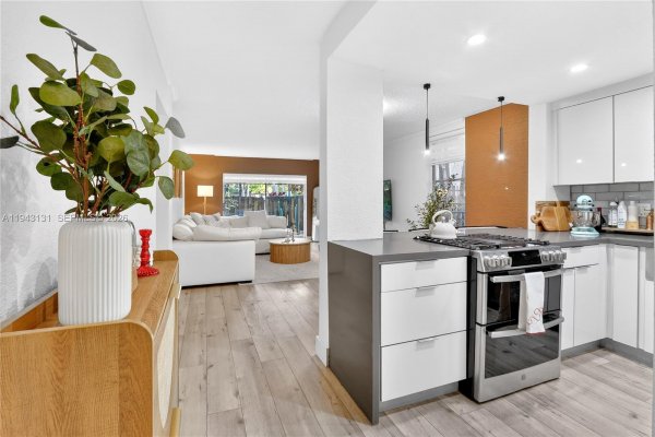 6902 N Kendall Dr #E101 Pinecrest, FL 33156