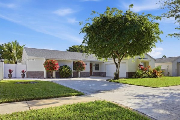 19463 NW 62nd Pl Hialeah, FL 33015