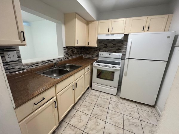 3710 NW 21st St #211 Lauderdale Lakes, FL 33311