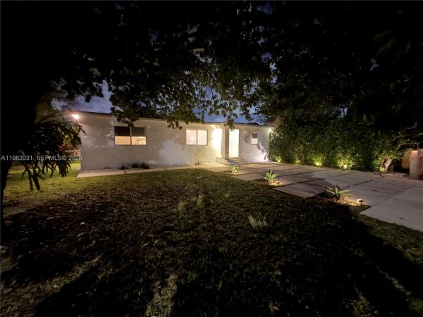 930 NW 145th Ter Miami, FL 33168