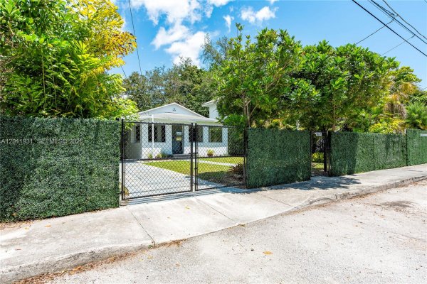 3655 Oak Ave #3655 Miami, FL 33133