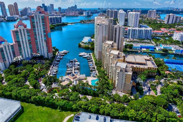 3330 NE 190th St #UPH14 Aventura, FL 33180