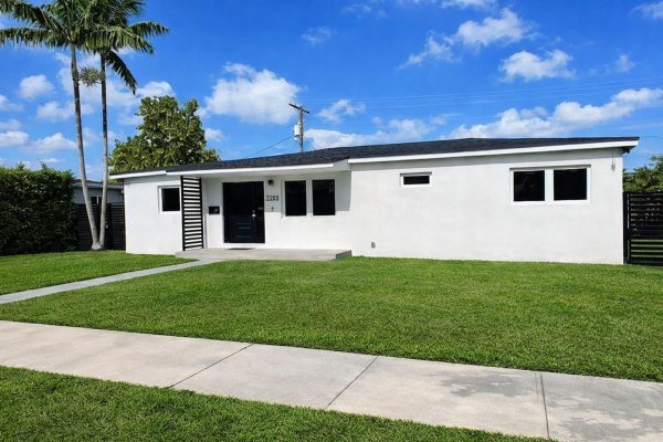 7825 SW 35th Ter Miami, FL 33155