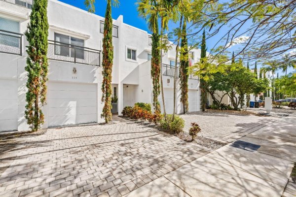 830 NE 19th Fort Lauderdale, FL 33304