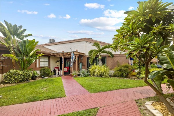 2731 S Parkview Dr Hallandale Beach, FL 33009