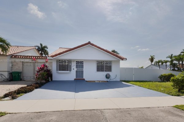 9098 NW 114th St Hialeah Gardens, FL 33018