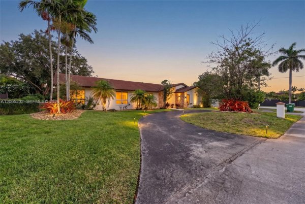 10124 SW 130th Ter Miami, FL 33176