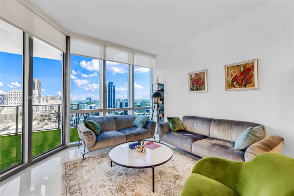 851 NE 1st Ave #1408 Miami, FL 33132