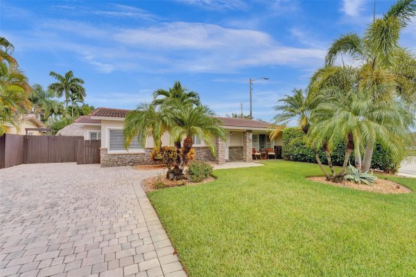 1245 NE 17th Way Fort Lauderdale, FL 33304