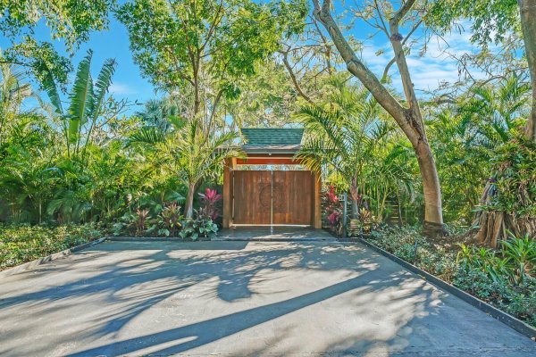 250 Essex Ln West Palm Beach, FL 33405 250 Essex Ln West Palm Beach, FL 33405