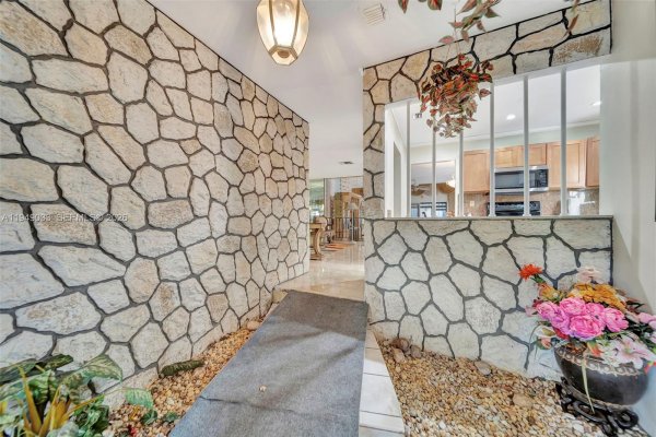 244 NW 43rd St Miami, FL 33127