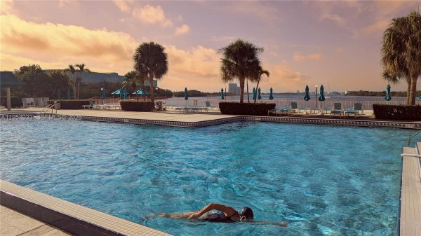 300 Bayview Dr #206 Sunny Isles Beach, FL 33160