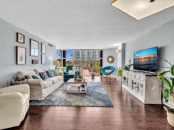 6423 Collins Ave #409 Miami Beach, FL 33141