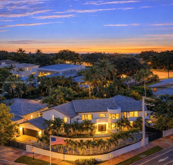 6180 Pine Tree Dr Miami Beach, FL 33140