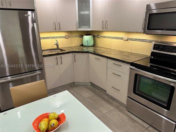 6039 Collins Ave #1205 Miami Beach, FL 33140