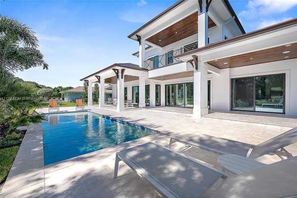 325 N Fairway N Tequesta, FL 33469