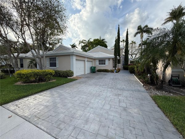 1040 Wilshire Cir W Pembroke Pines, FL 33027