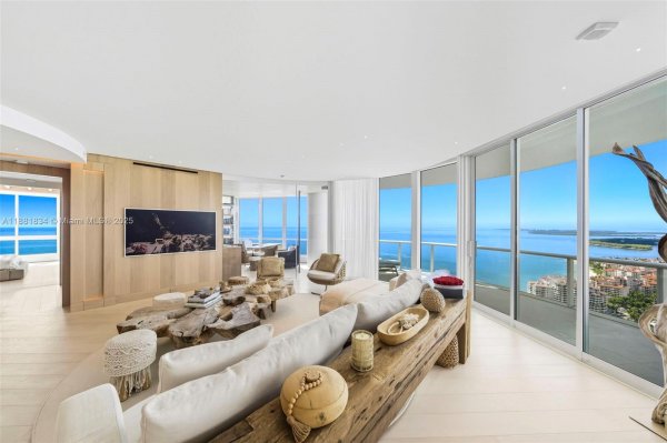 100 S Pointe Dr #3803 Miami Beach, FL 33139 100 S Pointe Dr #3803 Miami Beach, FL 33139