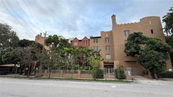 2630 SW 28th St #3 Miami, FL 33133