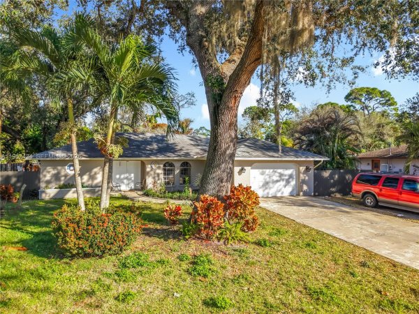 216 Greenwood Lehigh Acres, FL 33936