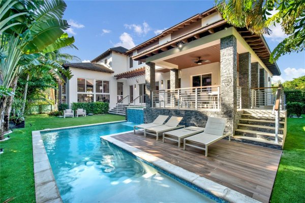 573 Warren Ln Key Biscayne, FL 33149 573 Warren Ln Key Biscayne, FL 33149