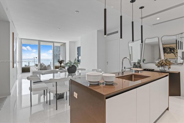 300 Biscayne Blvd Way #2205 Miami, FL 33131