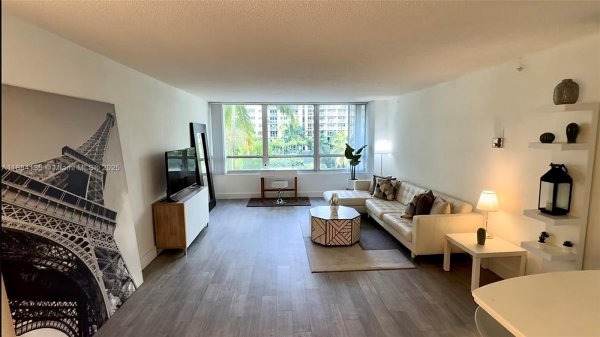 1500 Bay Rd #450S Miami Beach, FL 33139 1500 Bay Rd #450S Miami Beach, FL 33139