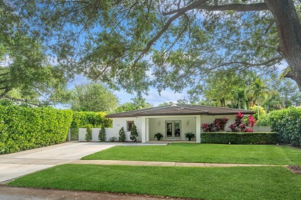 8215 SW 63rd Pl Miami, FL 33143