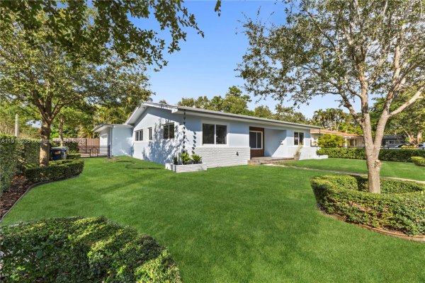 8910 NE 9th Ct Miami, FL 33138