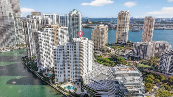 701 Brickell Key Blvd #LPH-06 / (2606) Miami, FL 33131